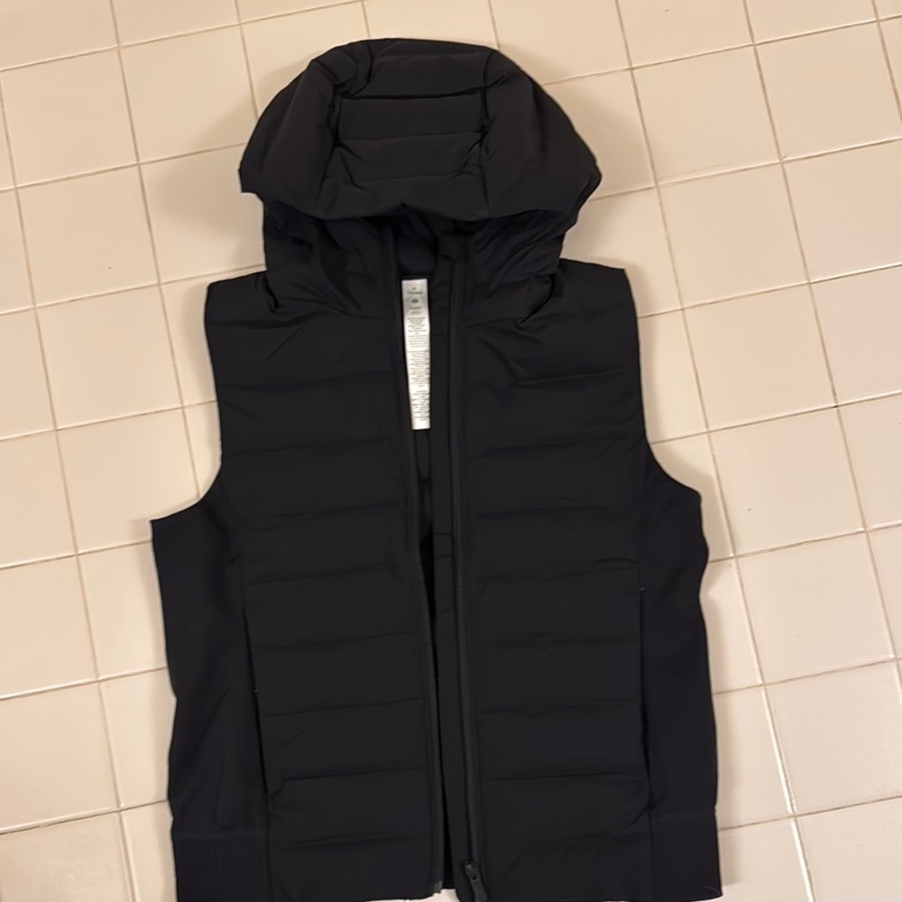 NWOT lululemon vest black size 6!